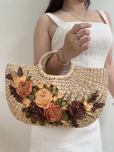 Bolsa de jacinto de agua natural hecha a mano con flores Diseño regular elegante Transporte de dos correas Uso ecológico en la playa al aire libre - Product Image 4