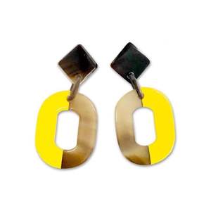 Boucles d'oreilles pendantes élégantes faites à la main en corne de buffle et résine jaune pour femme, légères, style vintage ethnique bohème, bijoux artisanaux naturels - Product Image 1