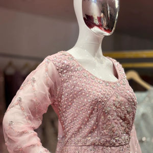 Nouvelle arrivée : Lehenga couleur claire en tissu filet avec grande jupe évasée, détails fantaisie et broderie à la main pour les femmes, idéal pour les soirées. - Product Image 1