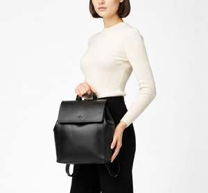 Sac à dos en cuir véritable noir avec poche à rabat et coutures renforcées, design confortable et sécurisé - Product Image 5