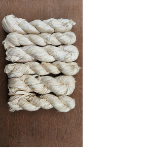 Hilo de cinta reciclada de color marfil de seda Sari hecho a medida, hecho de telas de seda recicladas, ideal para proyectos artesanales y reventa - Product Image 1