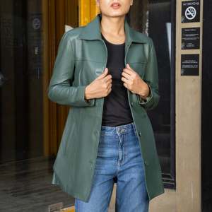 Vestes en cuir personnalisées pour femmes pour l'automne hiver conception solide à col tournant manches longues avec doublure en satin - Product Image 3