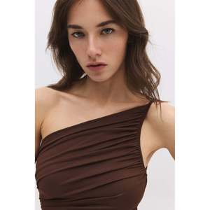 Blusa Informal Asimétrica con Botones a Presión, Mangas Caídas, Cuello Redondo, Logotipo Frontal, 100% Poliéster - Product Image 3