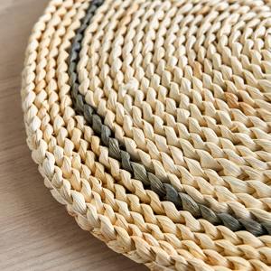 Set de dessous-de-plat ronds en jonc de mer durable avec bordure, tissés à la main, vente en gros pour hôtels et commerces - Product Image 2