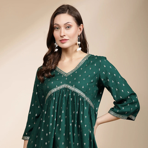 Kurtis ethniques pour femmes de qualité supérieure, prêts à porter, en tissu rayonne uni, col en V, manches trois quarts, silhouette plissée, été - Product Image 1