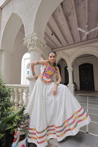 Colección Navratri Roman con Gamthi y Mirror Work Lehenga Choli Fabricante y proveedor de Surta a la tarifa más baja - Product Image 5