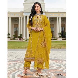 Costumes pakistanais en coton PV de la meilleure qualité avec broderie lourde et travail de séquence de fils multiples pour les occasions de fête, provenant d'Inde - Product Image 1