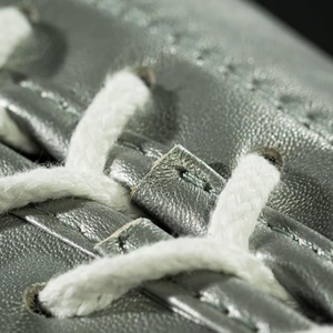 ถุงมือชกมวยแบบปรับได้ ปักโลโก้ OEM ตามสั่ง พร้อมเชือกผูกสีเงิน สำหรับฝึกซ้อม แข่งขัน และต่อสู้ ผลิตตามสั่ง - Product Image 3