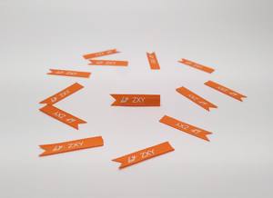 ป้ายผ้าซาตินสำหรับใส่เสื้อผ้าฉลากผ้าสำหรับซักวัสดุรีไซเคิลพิมพ์หน้าจอคุณภาพสูงออกแบบได้ตามต้องการ - Product Image 4