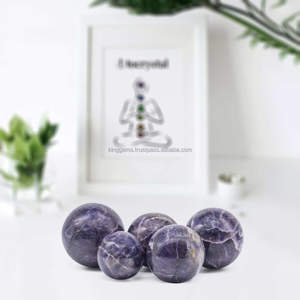 Esfera de iolita inyectada en sangre de cristal de alta calidad Feng Shui Bola de ágata metafísica curativa tallada para decoración del hogar al por mayor - Product Image 3