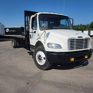 Camión de Plataforma Plana M2 2020 de 26 pies con 220 HP, Caja de Cambios Automática de 6 Velocidades, Resistente y Eficiente en Consumo de Combustible para Transporte Comercial - Product Image 1