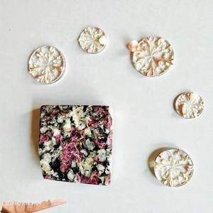 Cubo Eudialyte de calidad superior, piedra preciosa de cristal de ágata bellamente tallada DE LA India grabada con tema de amor, Exportación exquisita - Product Image 4