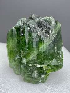 Spécimen de cristal de péridot naturel vert de haute qualité pour le Nouvel An en provenance du Pakistan - Product Image 4