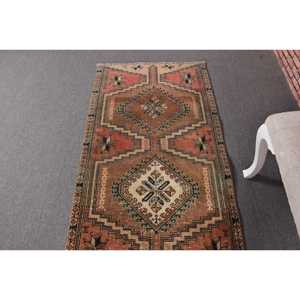 Tapis vintage 2,7 x 9,6 pieds, tapis en laine marron avec motifs de plantes et d'arbres - Product Image 4