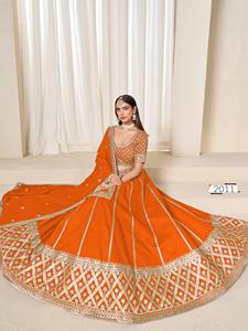 Lehenga Choli de seda de diseñador con Moti Handwork bordado Elegante ropa de fiesta nupcial - Product Image 2