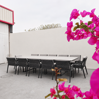 OEM Maßgefertigtes Aluminium Outdoor-Esszimmer-Set Hotel Resort Restaurant Esstisch & Seilgewebte Armlehnstühle UV-Beständig
