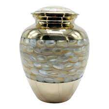 Motif gravé Fournitures funéraires Urnes de crémation en laiton fabriquées par Super Enterprises Article historique Urnes de crémation en métal laiton - Product Image 2