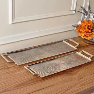 Bandeja de aluminio clásica en tonos plateados y dorados para organizador de exhibición de centro de sala de estar o pieza de consola decorativa - Product Image 3