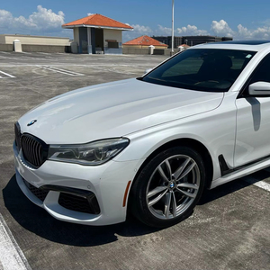 BMW 750i xDrive Plus 2016 Usado en Buen Estado, Sin Accidentes, Volante a la Izquierda/Derecha - Product Image 1