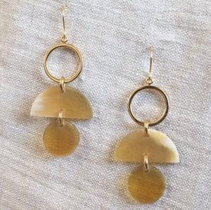 Boucles d'oreilles pendantes en corne de buffle avec motif tribal gravé au laser Boucles d'oreilles pendantes en corne de boeuf avec corne naturelle et logo personnalisé - Product Image 4