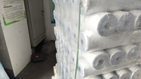 Tissu en feutre auto-adhésif haute adhérence moderne pour la protection des sols en carrelage dans le salon pendant la rénovation