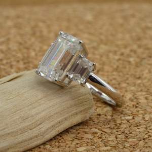 Anillo de diamante cultivado en laboratorio de plata de alta calidad 5,30 quilates corte esmeralda VVS2 E Color IGI certificado proveedor mayorista sostenible - Product Image 4