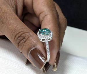 Bague de fiançailles halo en moissanite bleu clair taille ronde de 1,75 ct, bague solitaire en or blanc 14 carats massif pour femmes - Product Image 4