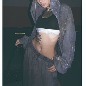 Sudadera con Capucha Personalizada de Corte Holgado con Cierre y Pedrería, Estilo Urbano, Hombros Caídos, Cierre con Cremallera, Lavado Diamante, Vintage para Mujer - Product Image 4