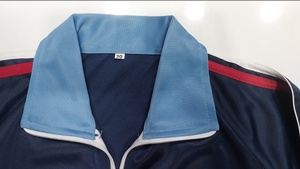 Chaqueta deportiva azul marino para hombre, cuello alto con cremallera frontal y ribete en contraste y detalles de rayas laterales - Product Image 6