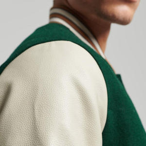 แจ็กเก็ตบอมเบอร์ผ้าซาตินสำหรับผู้ชายแจ็กเก็ตเบสบอลผ้าซาตินเปิดไหล่สีพื้น - Product Image 3