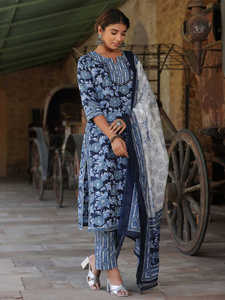 Kurta ผ้าฝ้ายพิมพ์ลายดอกไม้สีน้ำเงินและสีขาวสีน้ำเงินเข้มพร้อมกางเกงและพิมพ์ลายดอกไม้ - Product Image 4