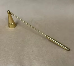 Apagavelas de Metal Hecho a Mano de Alta Calidad con Mango Ergonómico para Apagar la Llama de las Velas de Forma Segura y Fácil para la Decoración Navideña del Hogar - Product Image 5