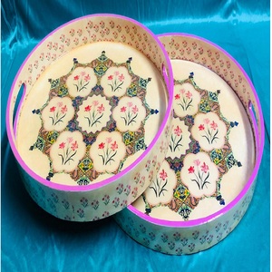 Plateau en résine et en bois sur mesure conçu des plateaux circulaires avec des motifs floraux et géométriques en bleu et blanc avec une bordure bleue - Product Image 5