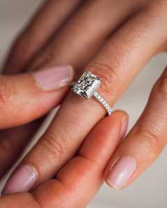 Anillo de compromiso de moissanita cultivada en laboratorio de lujo de oro blanco de 14K de corte radiante de 2,5 quilates, anillos de moda de aniversario de fiesta de boda clásicos - Product Image 3