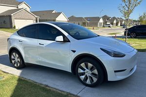Tesla Model Y 2024 Limpio y Confiable, Largo Alcance, Tracción en las Cuatro Ruedas, Motor Dual, Autonomía de 310 Millas - Product Image 3