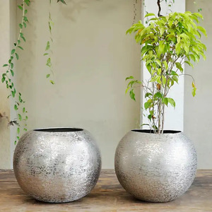 Vase à fleurs couleur or martelé en métal de bonne qualité pour la maison salon décoration de table Vase floral fait à la main - Product Image 5