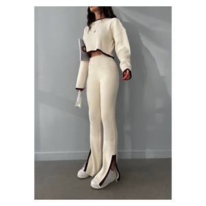 Conjunto de Punto Milano 2026 Beige Café con Rayas Intersticiales y Abertura, Pantalones Cortos y Top para Mujer - Product Image 2