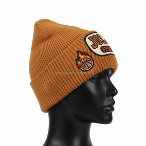 หมวกบีนนี่ผู้หญิง ผ้าอะคริลิกนุ่มถัก 300 GSM หมวกไหมพรมฤดูหนาวสีน้ำตาล ปักโลโก้แบบกำหนดเอง สไตล์แจ็คการ์ด - Product Image 3