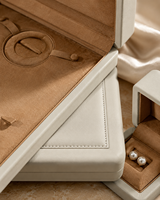 Boîte à bijoux en cuir PU beige clair de luxe personnalisée avec intérieur en daim camel pour l'emballage de colliers, de boucles d'oreilles et de bagues