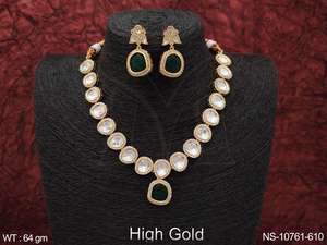 Bijoux de style fantaisie Kundan plaqués or de marque Ensemble de colliers courts Kundan pour la fête - Product Image 4