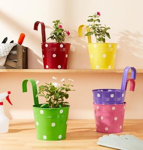 Joli pot en métal jaune avec des points blancs pour la décoration de jardin, le style de balcon et l'affichage de plantes d'intérieur vibrantes en provenance d'Inde - Product Image 4