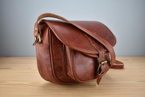 Besace Sac à main unisexe en cuir véritable vintage Sac de voyage simple cognac marron Logo personnalisé Style sport Sac bandoulière bonbon - Product Image 3