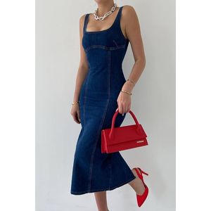 Abito in Denim da donna Premium con spalline e jeans dal taglio stretto in abito Premium blu scuro alla moda - Product Image 2