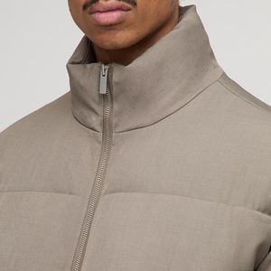 Chaqueta Acolchada de Alta Calidad OEM para Hombre, Estilo Urbano, Cuello Alto, Impermeable, Ecológica, con Capucha y Logotipo Frontal - Product Image 3