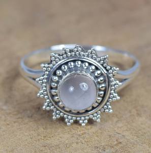 Anillo de diseño de girasol de Plata de Ley 925 sólida con piedras preciosas de cuarzo rosa suave Ajuste de bisel de 7mm Ropa DE BODA hecha a mano - Product Image 1