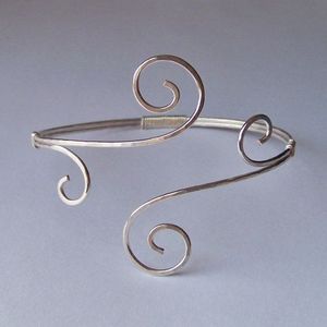 Brazalete de Metal de Estilo Moderno Inspirado en la Escultura China para un Estilo Vanguardista, Especial de Navidad - Product Image 3