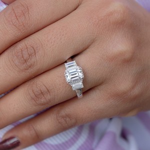 Luxueux Art Déco Émeraude Coupe Moissanite 925 Argent Halo Bague de Fiançailles Proposition Romantique ou Cadeau D'anniversaire - Product Image 6