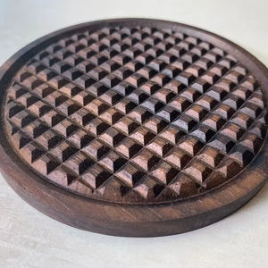 ที่รองแก้วไม้ที่ทำเสร็จแล้วตามธรรมชาติและแกะสลักด้วยมือเหมาะสำหรับตกแต่งบ้านห้องครัวหรือใช้เป็นของขวัญ - Product Image 1