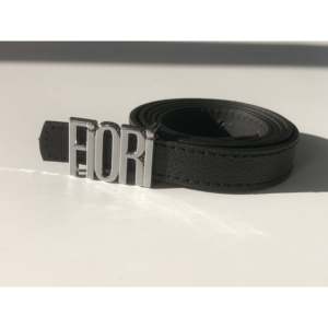 Cinturón fino de aleación con estampado Fiori para mujer - Product Image 2