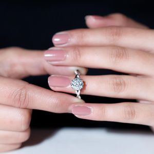 Lotus Basket Set Moissanite Solitaire Bague de fiançailles avec tige tressée, argent sterling 925 - Product Image 2